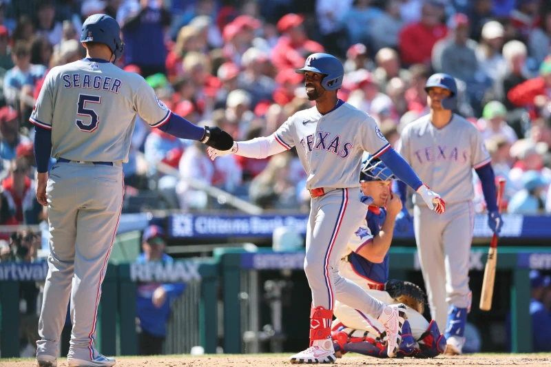 「海賊王」麥卡辰(Andrew McCutchen,中)開轟後還跟費城人球迷致歉。法新社