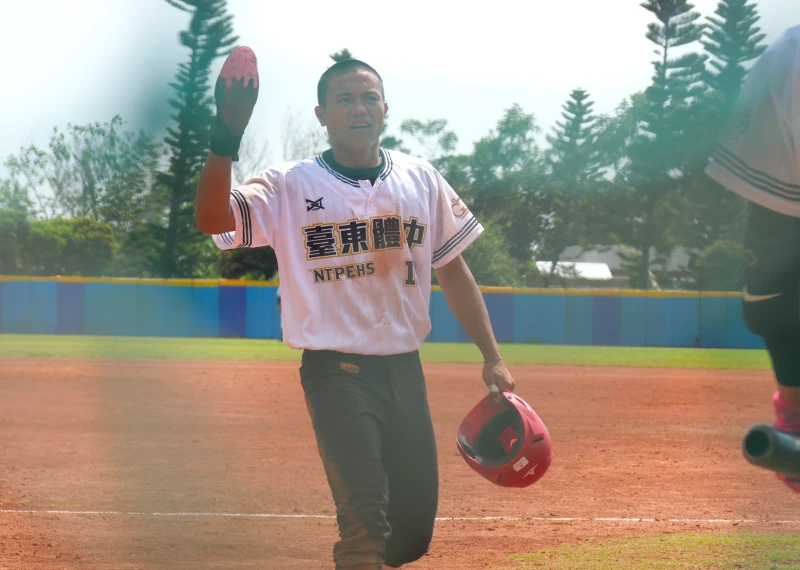 林宗賓趁著暴投衝回本壘得分。吳敏欣攝