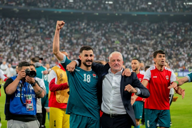 伊拉克隊長哈珊（Aymen Hussein，左）在禁區內第一時間冷靜射入致勝球。法新社