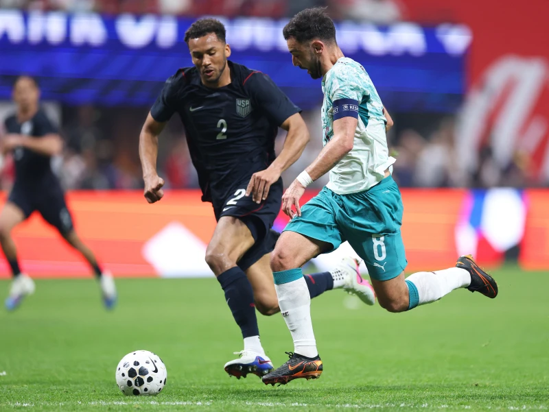 葡萄牙隊長B.費南德斯（Bruno Fernandes，右）單場送出兩次助攻。法新社