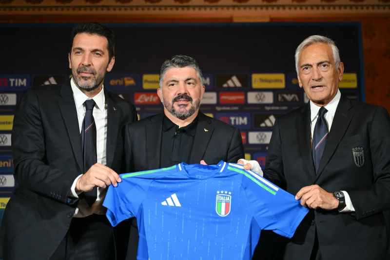 義大利足協主席格拉維納(Gabriele Gravina,右)和代表團團長傳奇門將布馮(Gianluigi Buffon,左)都宣布請辭。法新社