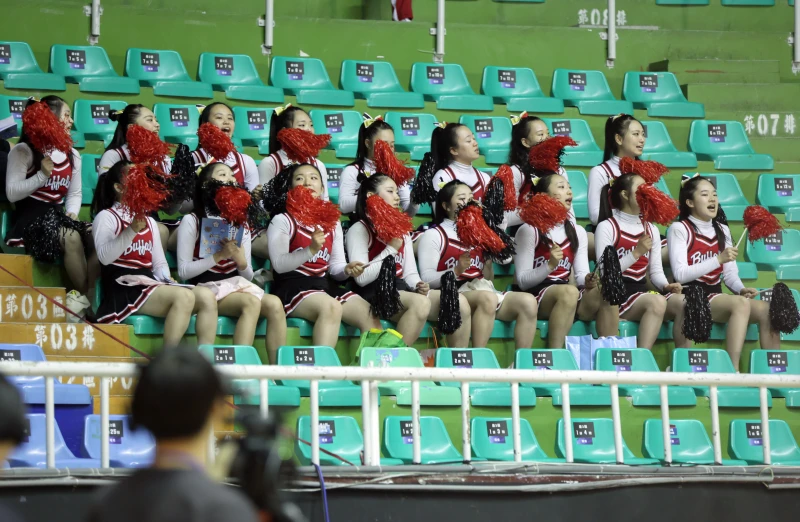 日本帝京大學BUFFALOS比賽中場會乖乖整齊坐在一起幫外隊加油。中華民國啦啦隊總會提供