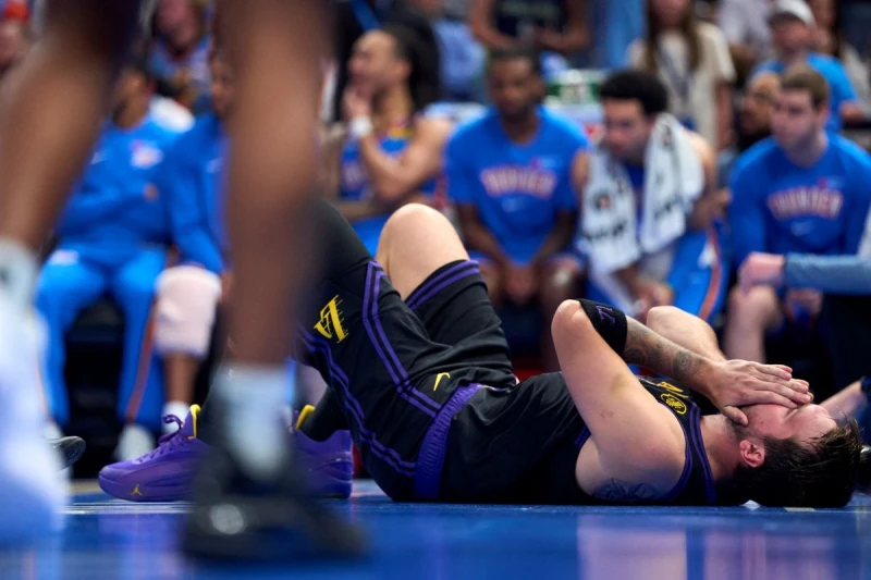頭號球星唐西奇(Luka Doncic)更在比賽中因腿筋拉傷提前退場。法新社
