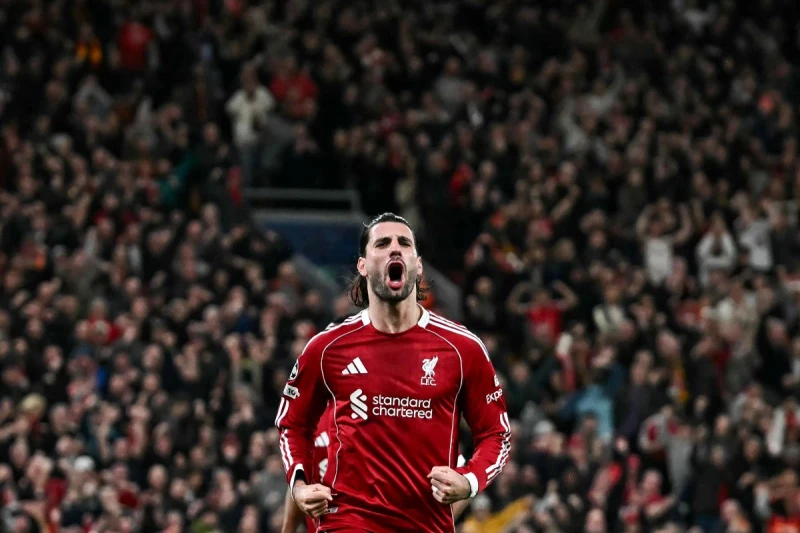 紅軍中場索博斯洛伊（Dominik Szoboszlai）與場邊的自家球迷做出煽動性的肢體動作引發爭議。法新社