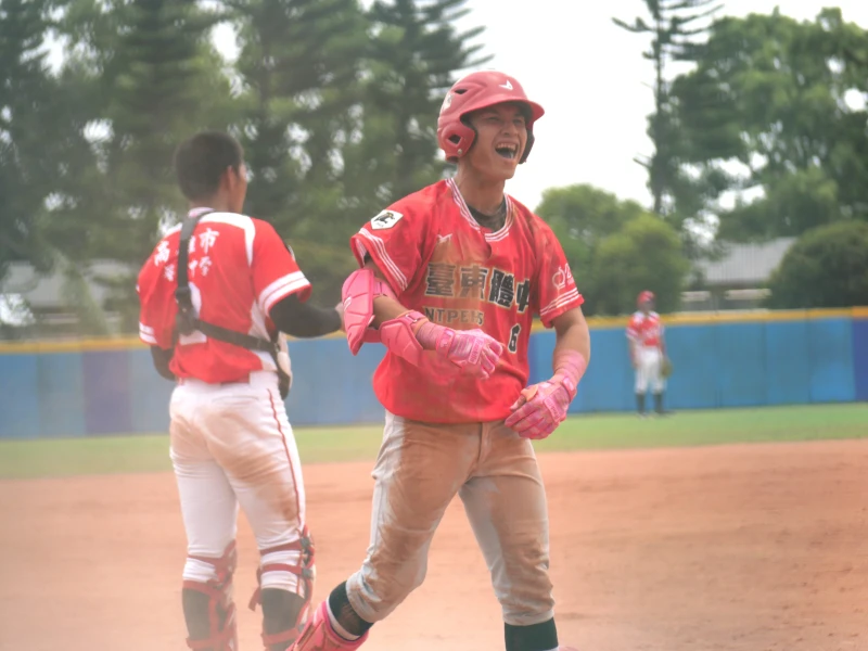 黃靖哲跑出場內全壘打。吳敏欣攝