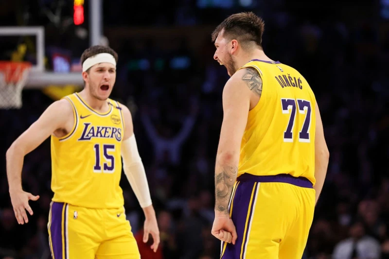 在傷了唐西奇(Luka Doncic,右)後,洛杉磯湖人證實明星後衛里夫斯(Austin Reaves,左)也因肌肉傷勢,將缺席剩餘的所有例行賽 。法新社