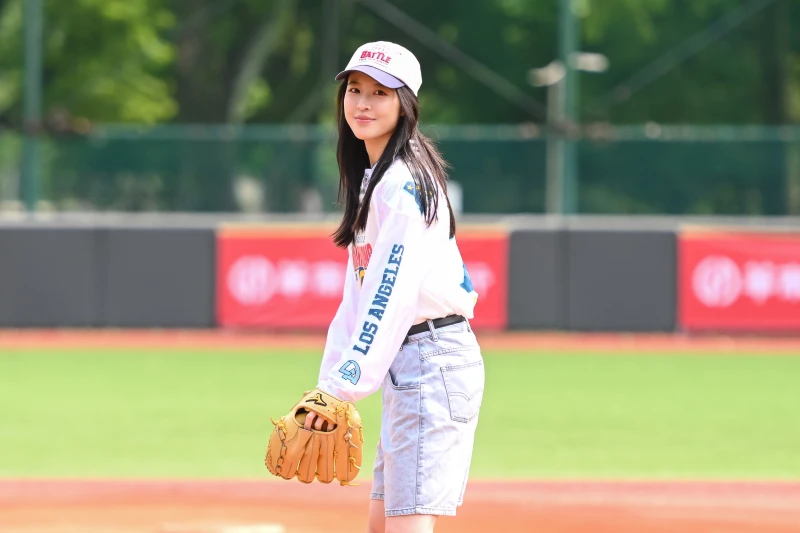 棒球女孩Lolo開球。大會提供