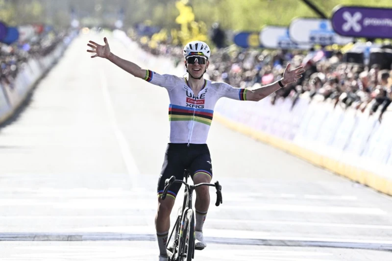 斯洛維尼亞車王波加查（Tadej Pogačar）才剛創下紀錄就因闖火車平交道紅燈遭調查。法新社