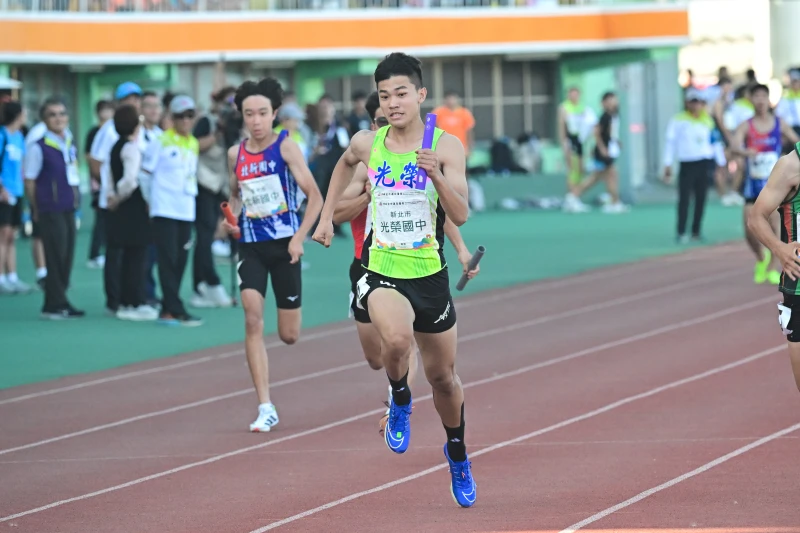 新北光榮國中田徑選手陳予澤全力衝刺力拼115全中運金牌。新北體育局提供