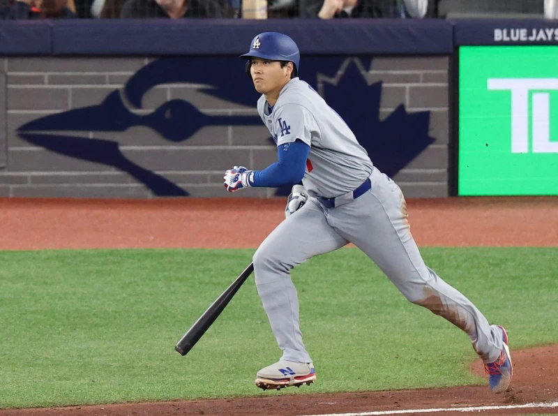 洛杉磯道奇球星大谷翔平今天在打擊時差點意外受傷。法新社