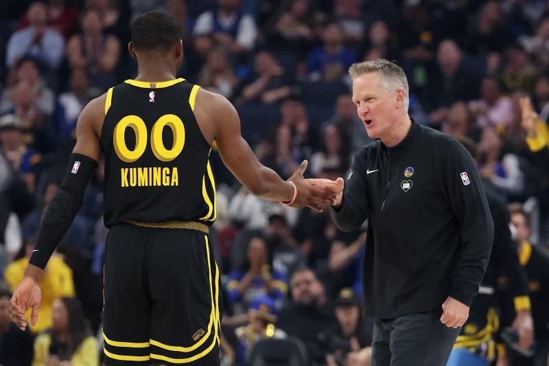 勇士主帥柯爾(Steve Kerr,右)的合約即將到期。法新社