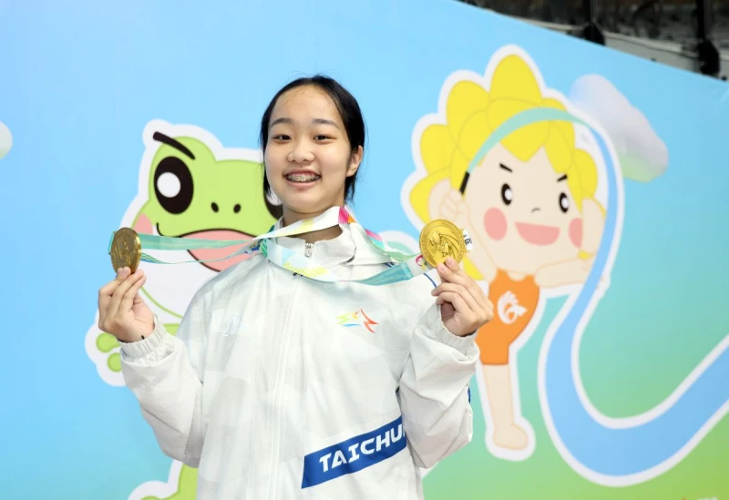 台中市東山高中江亞芸獲得高女個人全能與成隊金牌。特約記者郭運復攝