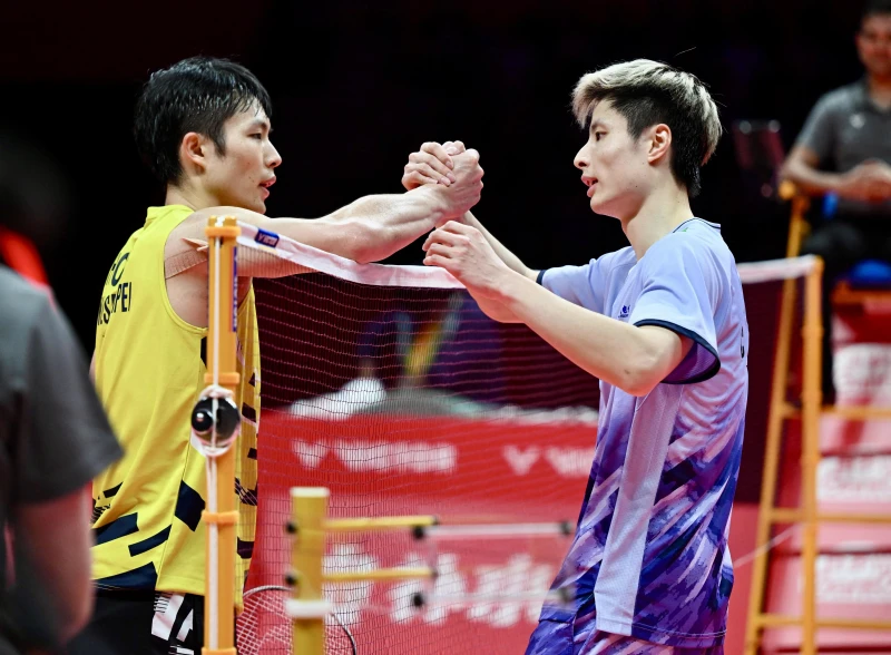周天成(左)負於石宇奇奪亞錦銅牌。法新社