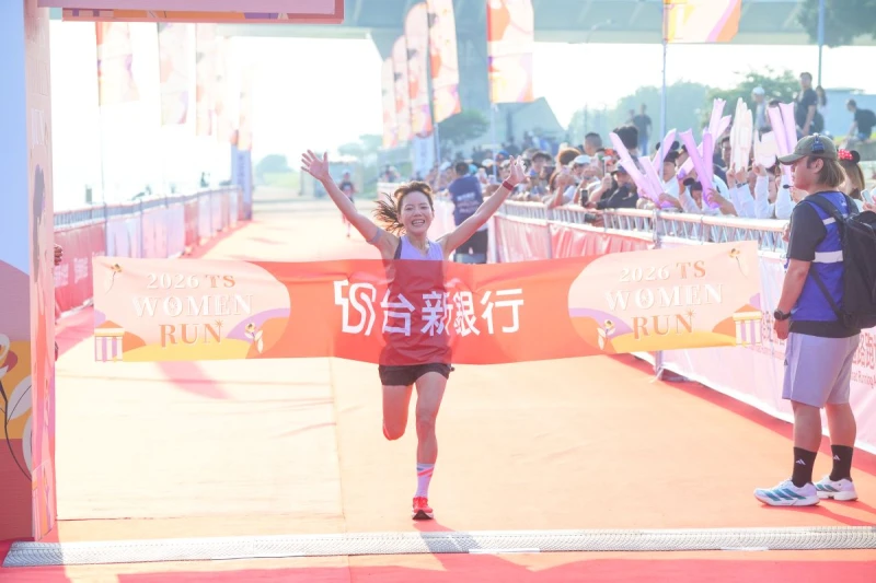 半程馬拉松組冠軍陳美彤1小時23分37秒 。中華民國路跑協會提供