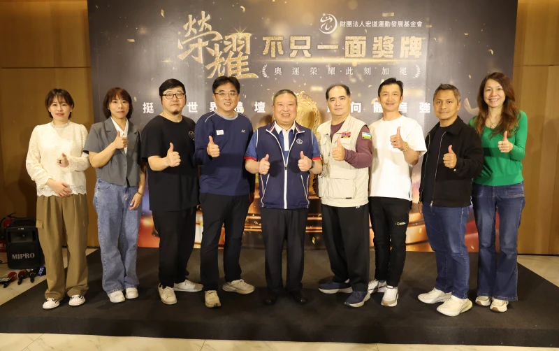 剛從亞錦賽凱旋而歸的女子拳擊隊受獎合照。宏道基金會提供