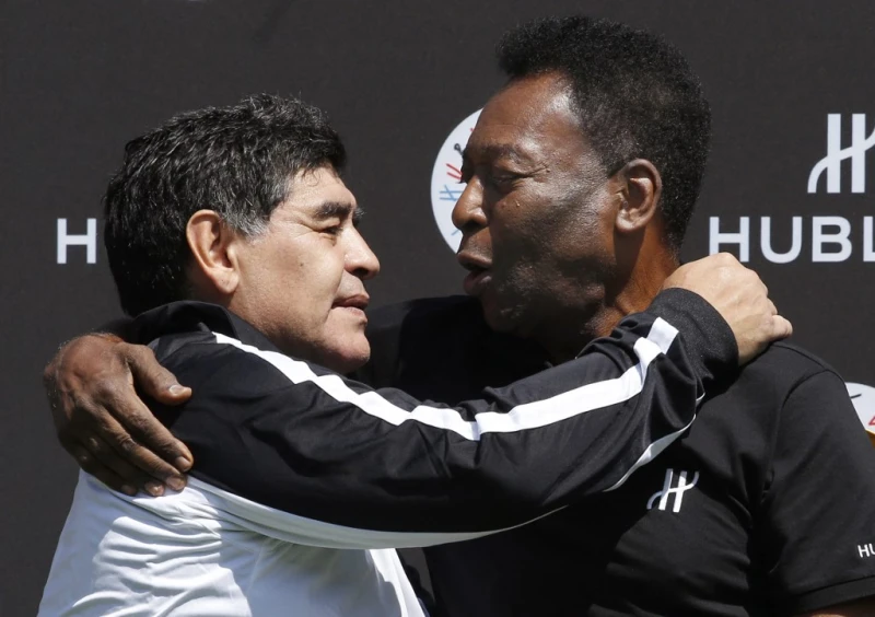 傳奇足球球星馬拉度納(Diego Armando Maradona=力左)的死亡案展開重審。法新社