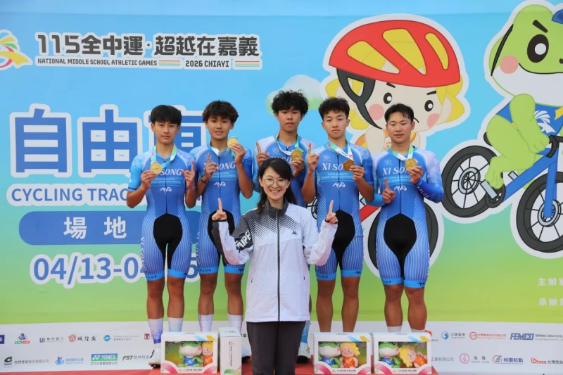 西松高中校長親頒獎牌,與奪冠選手共享團隊追逐三連霸榮耀。臺北市政府體育局提供