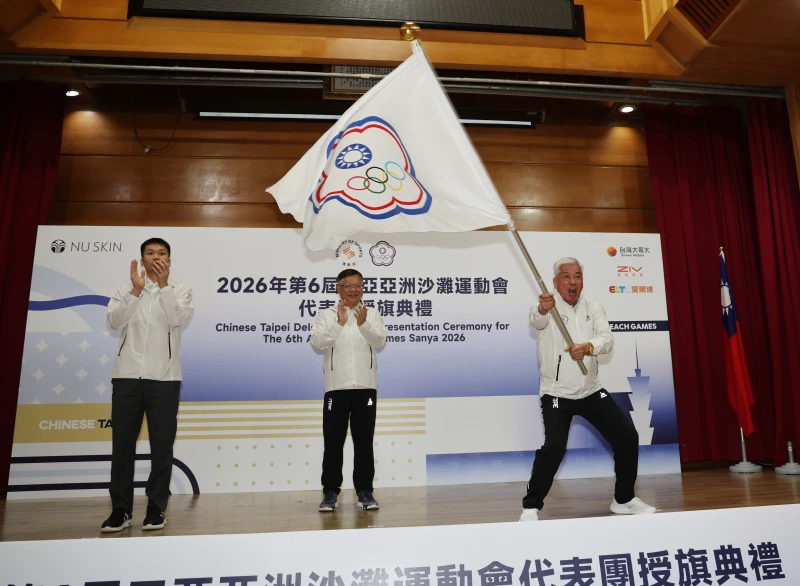 運動部長李洋將中華台北會旗交給團長蔡家福、總領隊王景成喊聲出征。李天助攝