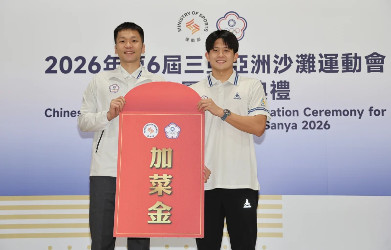 運動部長李洋頒發加菜金給公開水域游泳選手卓承齊。李天助攝