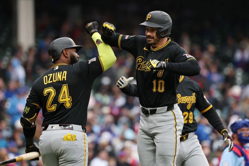 匹茲堡海盜主力打者歐蘇納(Marcell Ozuna,左)與隊友互動熱絡。法新社