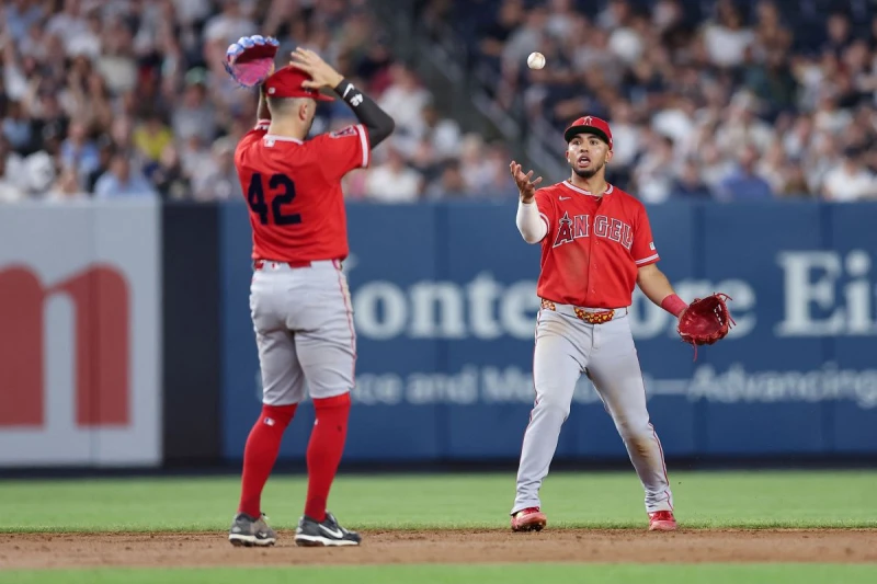 洛杉磯天使落敗原因一部分要歸咎在9局下半2名內野手內托（Zach Neto，右）。法新社