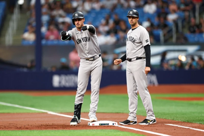 洋基場外打的激烈，連左外野手貝林格（Cody Bellinger，左）也注意到場邊發生的事情。法新社