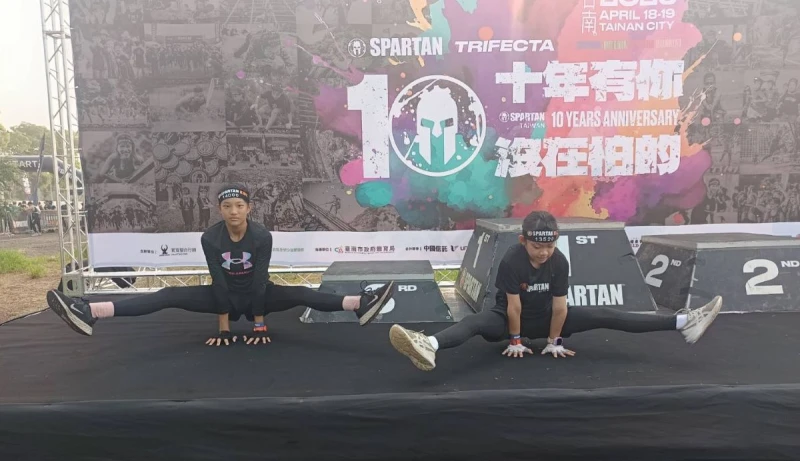 台南市龍潭國小有氧體操的李馜(左)李毓秀在熱身時就秀出驚人的軟Q實力。大會提供