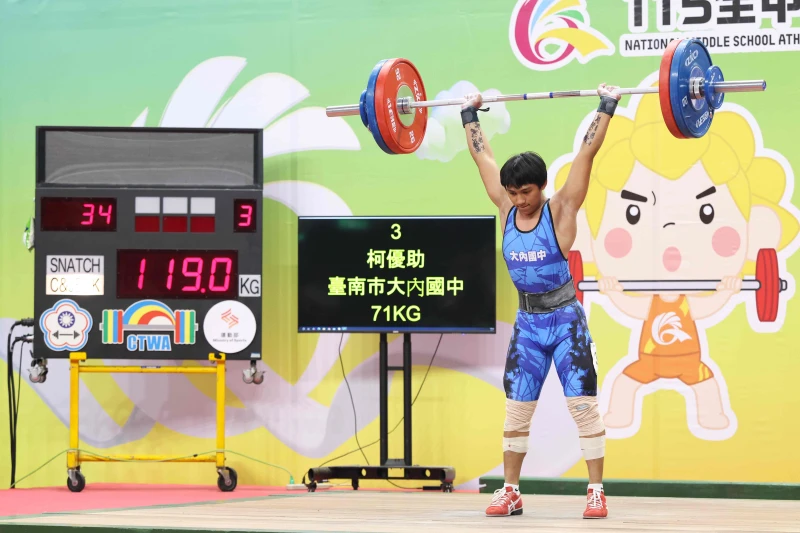 大內國中柯優助把握最後一次挺舉機會驚險奪金。台南市體育局提供