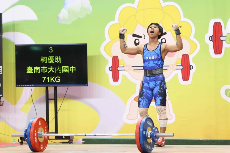 完成國中階段全中運最後一舉興奮地振臂怒吼。台南市體育局提供