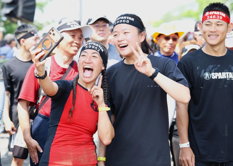 巴黎奧運女子射箭國手李彩綺(右)出發前開心和三色勳章女王Queen Of The Trifecta稱號的Yara Alves開心合照。大會提供
