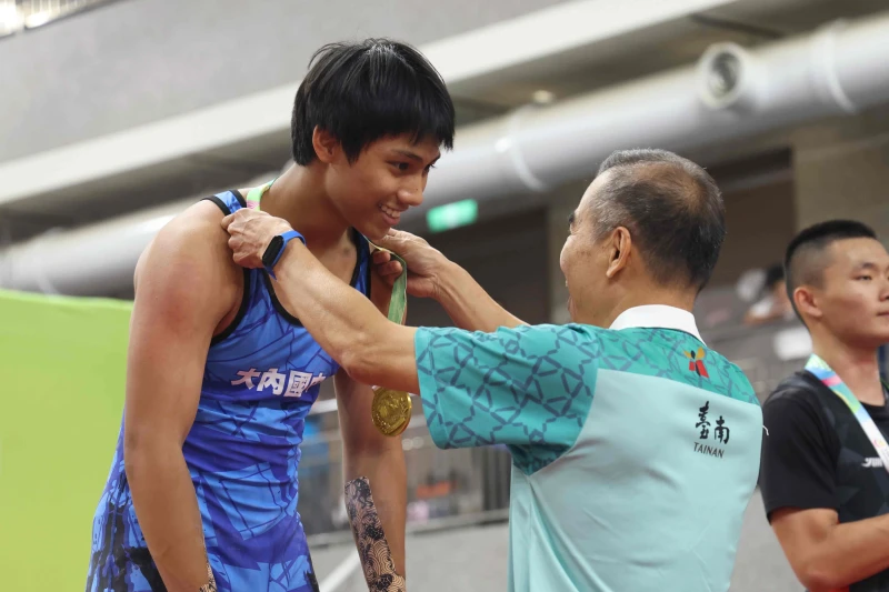 柯優助左開心收下遲了一年的金牌。台南市體育局提供