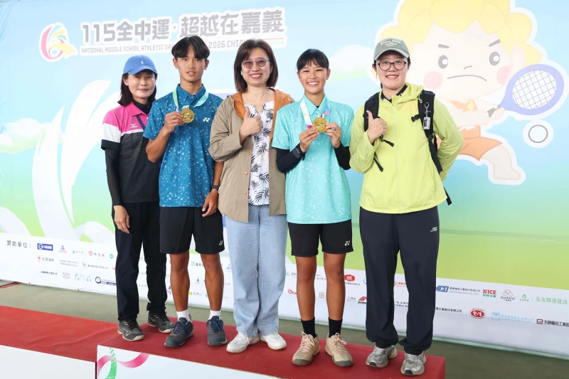 臺南市後壁國中唐子喬完成個人衛冕後與家人開心合照。臺南市運動局提供