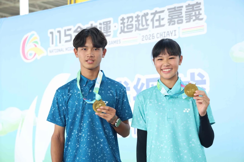 臺南市後壁國中方允亨(左)唐子喬包辦國中組男女單打金牌。臺南市運動局提供