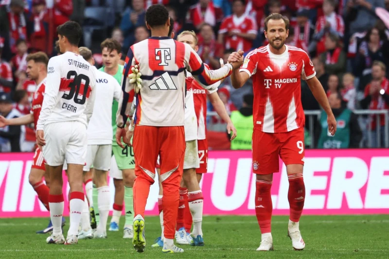 凱恩（Harry Kane，右1）本賽季第56個進球，拜仁慕尼黑在主場以4比2擊敗斯圖加特，提前四輪鎖定德甲冠軍。法新社