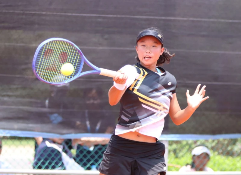 江采蓉在國女團金牌戰第三點單打擊敗朱芸緹，成為新興國中奪金功臣。四維體育推廣教育基金會 提供