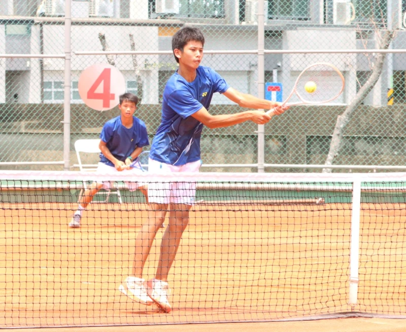 新莊高中歐子毅(前)、毛冠淮(後)在高男團金牌戰拿下第二點雙打勝利。四維體育推廣教育基金會 提供