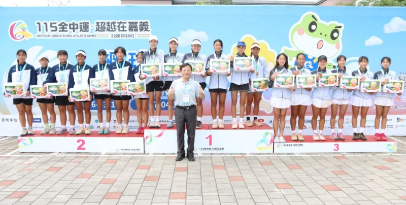 台北市至善國中校長洪春金頒獎給國女團前三名。四維體育推廣教育基金會 提供