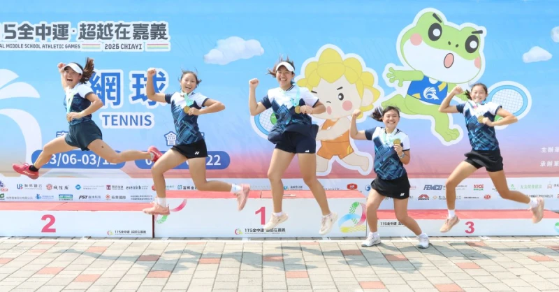 南港高工贏得高女團金牌後，全隊高興地在頒獎台前跳躍慶祝。四維體育推廣教育基金會 提供