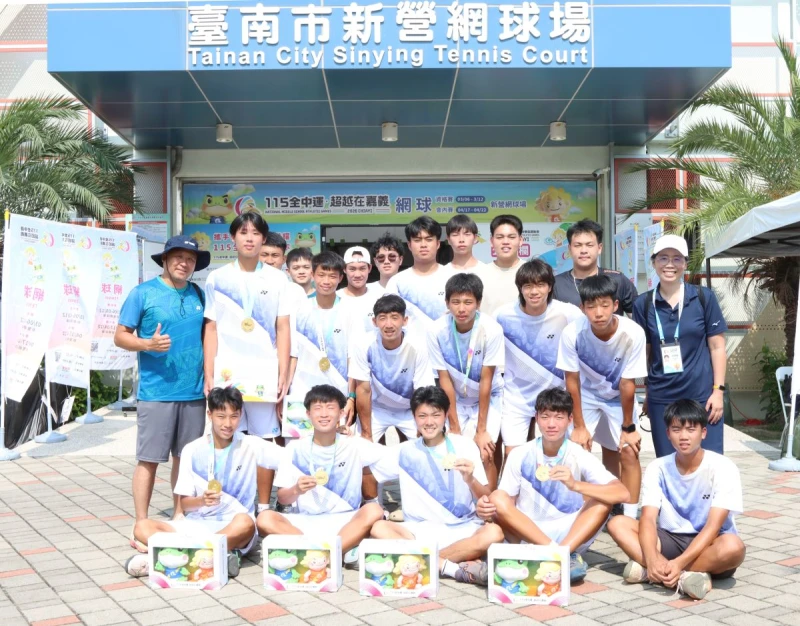 新莊高中在高男團二連霸後，全體隊員和教練在球場前合影留念。四維體育推廣教育基金會 提供