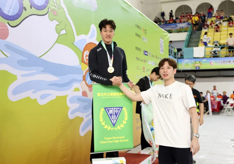 王冠閎親自為他的陪練員和建中學弟頒獎。郭運復攝