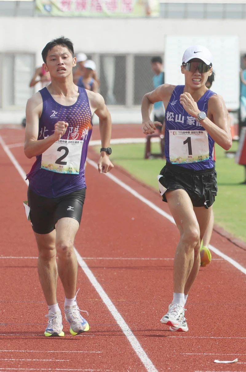 羅聖欽(左)終點前超越陳叡楷。陳怡誠攝