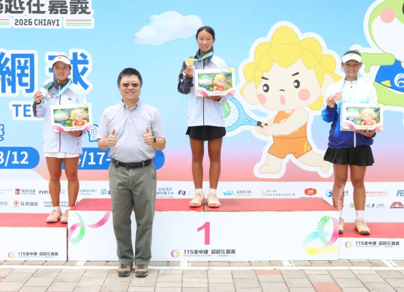 網協副理事長楊蔚萌頒獎給國女單前三名:江采蓉、江姸妮、曾汪瑩。四維體育推廣教育基金會 提供
