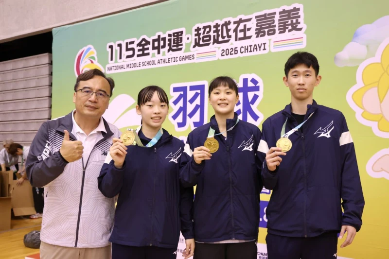 大同高中莊沅學(右起)、廖元琪、黃欣瑜摘下單打三金和校長合照。陳賜哿提供