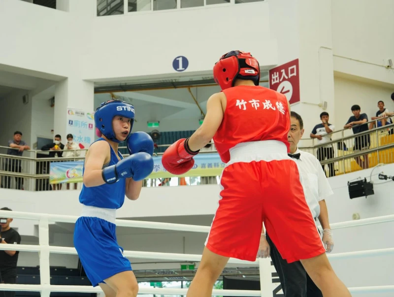 百齡高中鄭孟忻(左)經驗豐富等待進攻機會。沈明璁攝