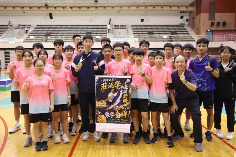 莊沅學在興華中學學弟妹加油助威下摘金。陳賜哿攝