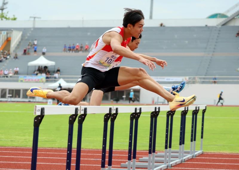 陳逸軒跨欄包下2面金牌。郭運復攝