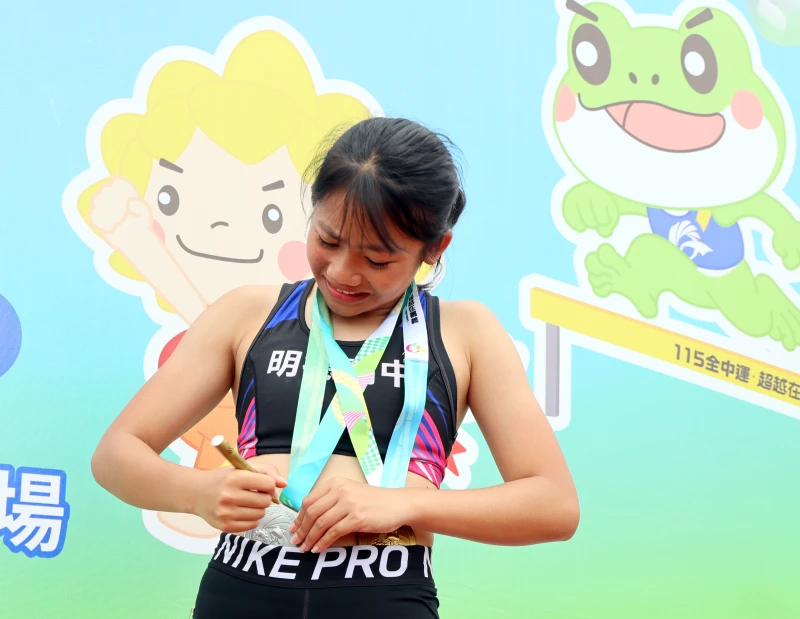 林子婕拿金筆塗銀牌。郭運復攝