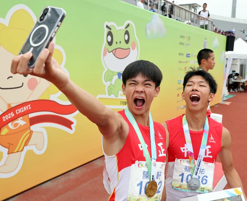 陳逸軒（左）在頒獎台與蔡昕祐自拍。郭運復攝