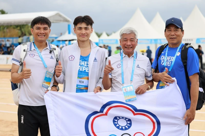 葉柏廷(左2)和王景成總領隊及田徑隊游立椿辜榮輝等兩位教練合照。中華奧會提供