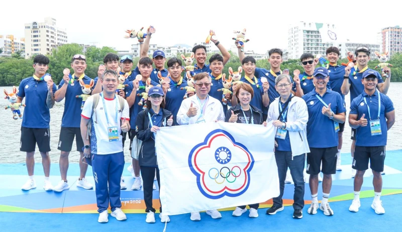 龍舟選手與中華奧會蔡家福主席及Oca陳國儀執委等代表團人員合影留念。中華奧會提供